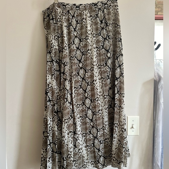 Banana Republic  snake skin print skirt - size 10 - Picture 2 of 3